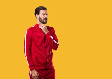 Genç fitness adam öksürük, hasta bir virüs veya enfeksiyon nedeniyle