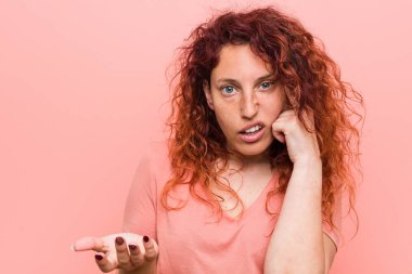 Genç doğal ve otantik kızıl kadın işaret parmağı ile bir hayal kırıklığı jest gösteren.