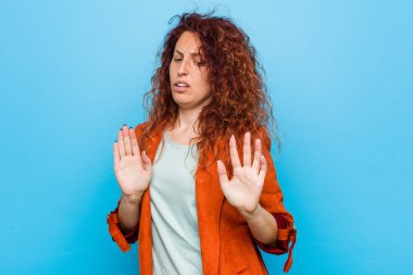 Genç kızıl saçlı zarif kadın tiksinti bir jest gösteren birini reddederek.