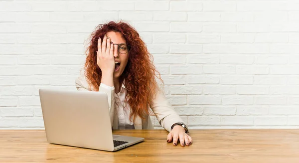 Jovem Ruiva Encaracolado Mulher Trabalhando Com Seu Laptop Divertindo Cobrindo — Fotografia de Stock