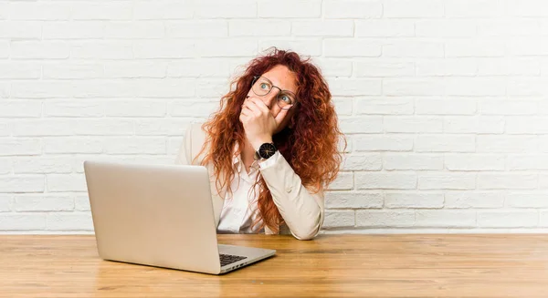 Jovem Ruiva Encaracolado Mulher Trabalhando Com Seu Laptop Pensativo Olhando — Fotografia de Stock