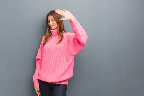 Joven Rusa Natural Chica Poniendo Mano Frente — Foto de Stock