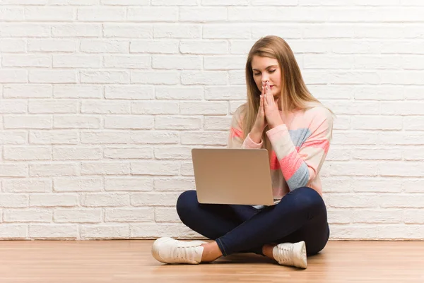 Joven Estudiante Rusa Sentada Rezando Muy Feliz Confiada — Foto de Stock