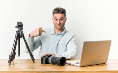 Genç yakışıklı fotoğraf öğretmeni kişi bir gömlek kopyalama alanı, gurur ve kendinden emin elle işaret
