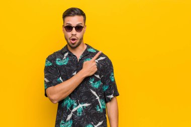 Genç filipinli adam yan işaret yazlık giysiler giyiyor