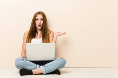 Genç zencefil kadın evinin zeminüzerinde oturan palmiye üzerinde kopya alanı tutarak etkilendim.