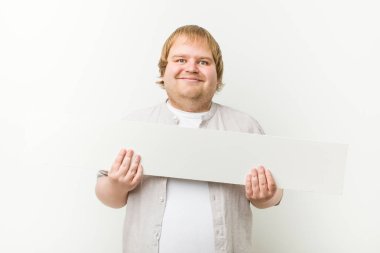 Bir pankart ile Kafkas deli sarışın şişman adam