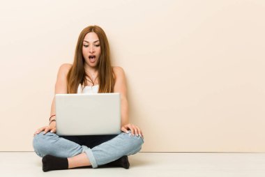 Evinin zemininde oturan genç zencefilli kadın gördüğü bir şey yüzünden şok oluyor.