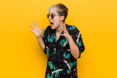 Genç kıvrımlı kadın bir yaz bakmak giyen yüksek sesle bağırır, gözleri açık tutar ve eller gergin.