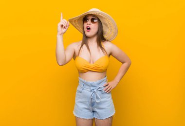 Hasır şapka takan genç beyaz kadın, yaz görünümünde bir fikir, ilham konsepti.