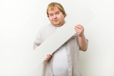 Bir pankart ile Kafkas deli sarışın şişman adam