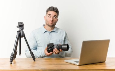 Genç yakışıklı fotoğrafçılık öğretmeni tekrarlayan bir görev yorgun.