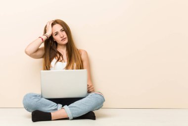 Genç zencefil kadın evinin zemin katında yorgun ve çok uykulu baş el tutmak oturan.