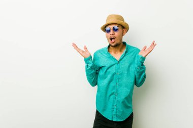 Yazlık kıyafetler giyen İspanyol genç adam şaşırttı ve şok elendi.