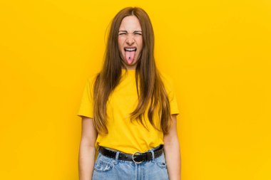 Genç zencefil kızıl saçlı kadın komik ve dost dil dışarı yapışmasını.