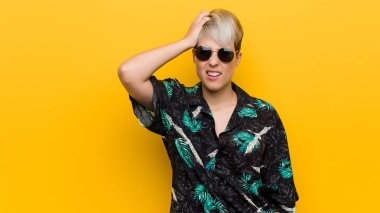 Genç kıvrımlı kadın bir yaz bakmak giyen şok oluyor, o önemli toplantı hatırladı.