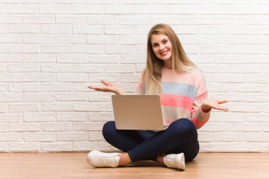 Genç Rus öğrenci kadın davetkar oturuyor