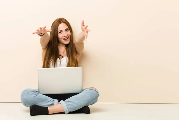 Jonge Gember Vrouw Zittend Haar Huis Vloer Voelt Zelfverzekerd Het — Stockfoto