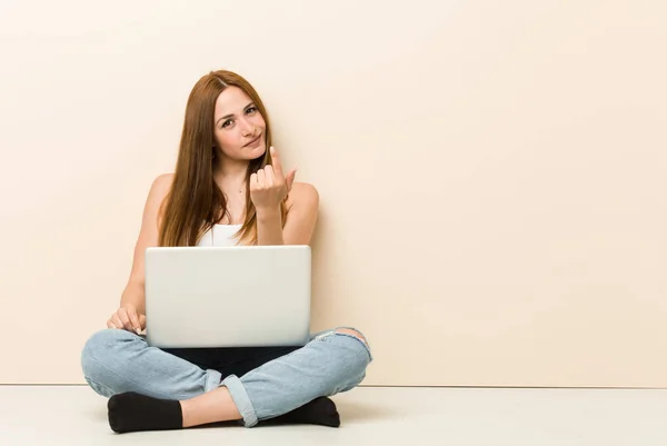 Jonge Gember Vrouw Zittend Haar Huis Verdieping Wijzend Met Vinger — Stockfoto