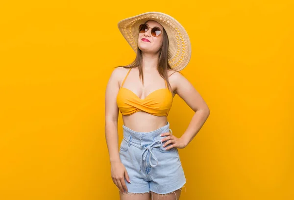 Mulher Branca Jovem Usando Chapéu Palha Olhar Verão Sonhando Com — Fotografia de Stock