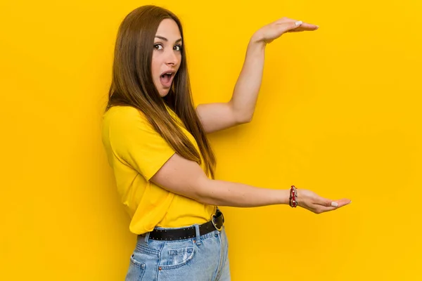 Jovem Ruiva Ruiva Mulher Chocado Espantado Segurando Espaço Cópia Entre — Fotografia de Stock