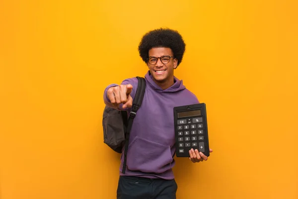 Jovem Estudante Afro Americano Segurando Uma Calculadora Alegre Sorridente Apontando — Fotografia de Stock