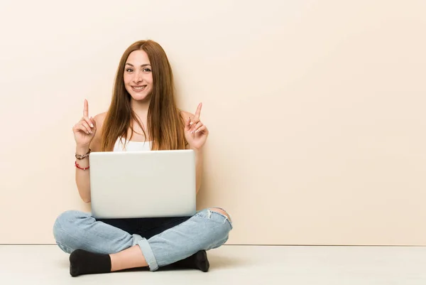 Jonge Gember Vrouw Zittend Haar Huis Vloer Geeft Met Beide — Stockfoto