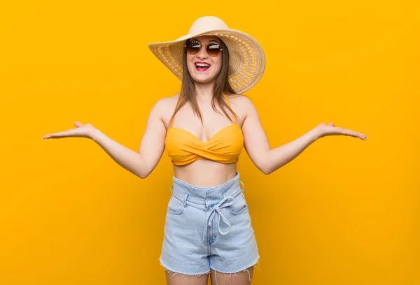 Mulher Caucasiana Jovem Usando Chapéu Palha Olhar Verão Mostrando Uma — Fotografia de Stock