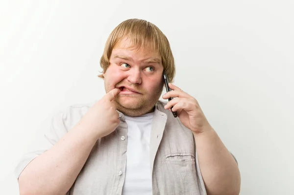 Kaukasischer Size Mann Telefoniert Entspannt Über Etwas Nachdenken Das Einen — Stockfoto