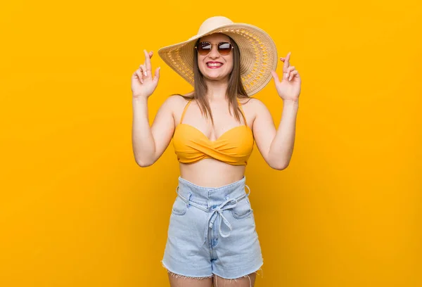 Mulher Caucasiana Jovem Usando Chapéu Palha Verão Olhar Cruzando Dedos — Fotografia de Stock