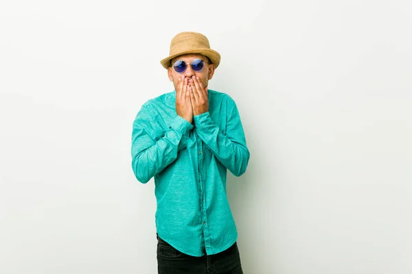 Νέος Ισπανικός Άνθρωπος Φορώντας Ένα Καλοκαιρινό Ρούχα Γελώντας Για Κάτι — Φωτογραφία Αρχείου