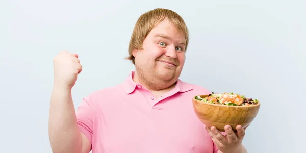 Caucásico Loco Rubio Gordo Hombre Sosteniendo Una Ensaladera — Foto de Stock