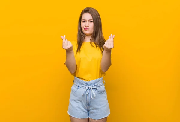 Jonge Vrouw Tiener Het Dragen Van Een Geel Shirt Waaruit — Stockfoto