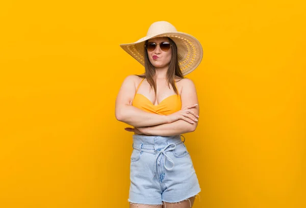 Mulher Caucasiana Jovem Usando Chapéu Palha Olhar Verão Franzindo Cara — Fotografia de Stock