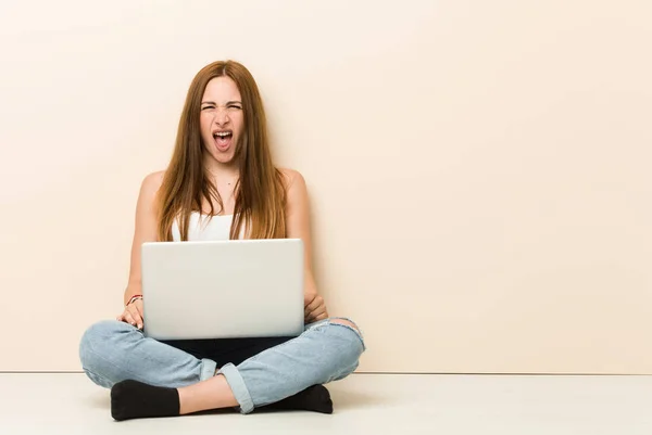 Jeune Femme Rousse Assise Sur Sol Maison Criant Très Colère — Photo