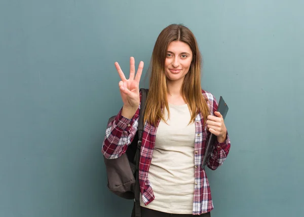 Ung Student Rysk Kvinna Visar Nummer Tre — Stockfoto