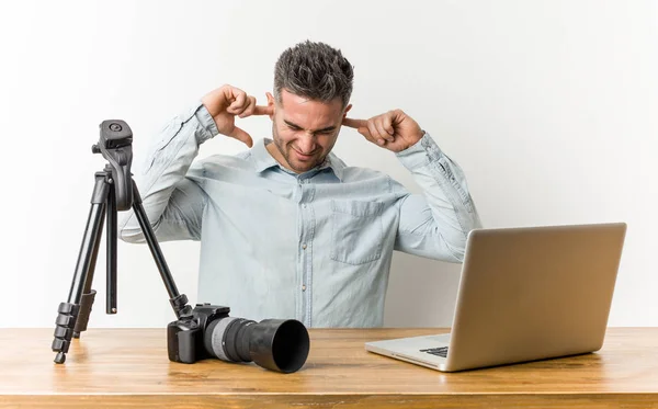 Jonge Knappe Fotografie Leraar Die Oren Met Handen Bedekt — Stockfoto