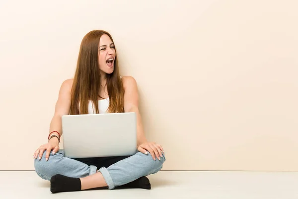 Jonge Gember Vrouw Zittend Haar Huis Vloer Schreeuwen Naar Een — Stockfoto