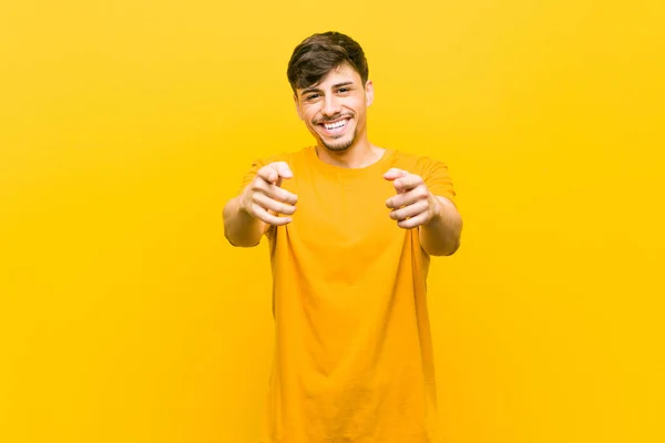 Joven Hispano Casual Hombre Sonrisas Alegres Señalando Frente —  Fotos de Stock