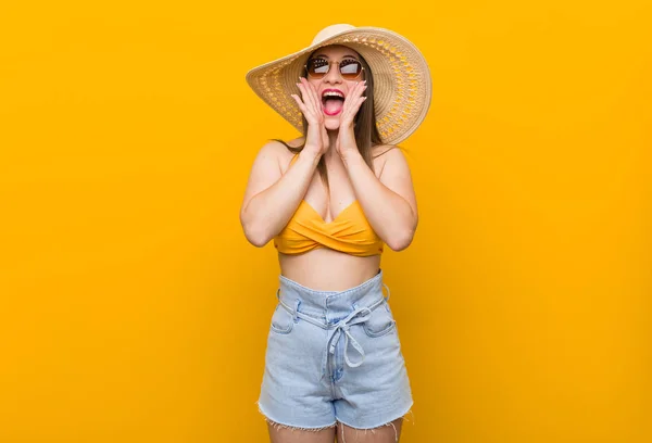 Mulher Caucasiana Jovem Usando Chapéu Palha Olhar Verão Gritando Animado — Fotografia de Stock