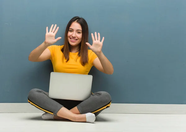 Молодая Женщина Сидящая Полу Ноутбуком Номером Десять — стоковое фото
