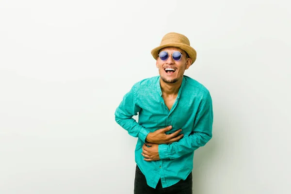 Νέος Ισπανικός Άνθρωπος Φορώντας Ένα Καλοκαιρινό Ρούχα Γελάει Ευτυχισμένα Και — Φωτογραφία Αρχείου