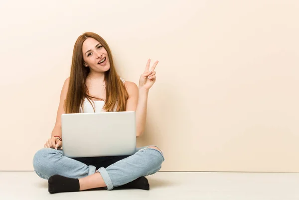 Jonge Gember Vrouw Zittend Haar Huis Vloer Vrolijk Zorgeloos Het — Stockfoto