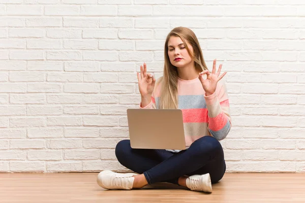 Joven Estudiante Rusa Sentada Realizando Yoga — Foto de Stock