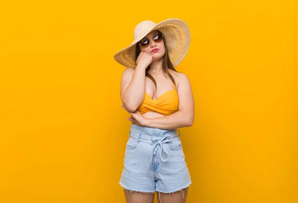 Mulher Branca Jovem Usando Chapéu Palha Olhar Verão Que Sente — Fotografia de Stock