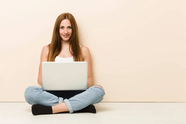 Jonge Gember Vrouw Zittend Haar Huis Vloer Gelukkig Glimlachend Vrolijk — Stockfoto