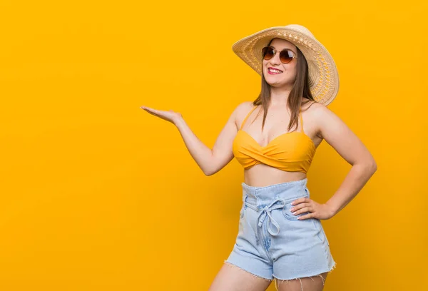 Young Caucasian Woman Wearing Straw Hat Summer Look Showing Copy — Stock Photo, Image
