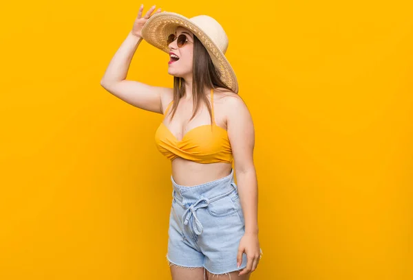 Mulher Caucasiana Jovem Usando Chapéu Palha Olhar Verão Olhando Para — Fotografia de Stock