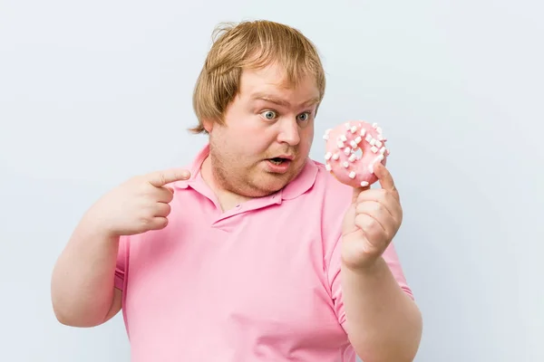 Καυκάσιος Τρελός Ξανθός Χοντρός Άνθρωπος Κρατώντας Ένα Ντόνατ — Φωτογραφία Αρχείου