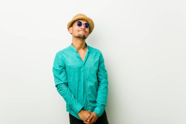 Genç İspanyol adam bir yaz giysileri giyen hedefleri ve amaçları ulaşma hayal